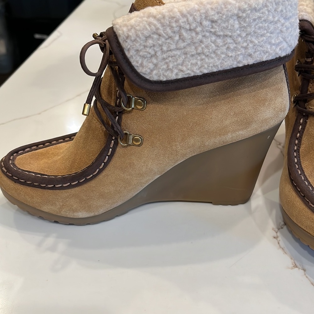 NWOT Tommy Hilfiger Ankle Wedge Winter Boots. Size 7 Cozy inside. Tan